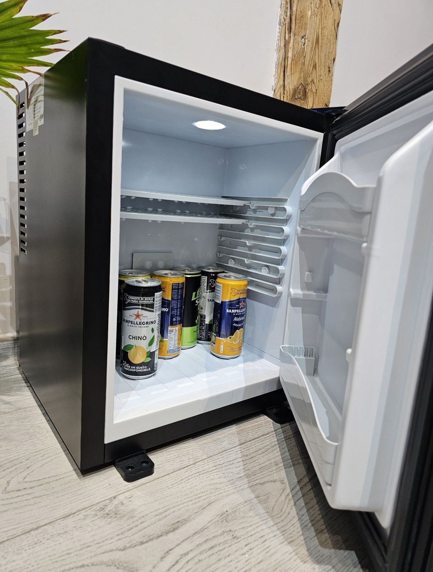 Lodówka minibar elektryczny 230v