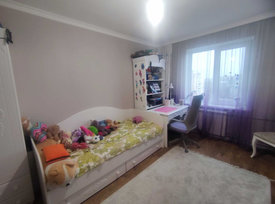 Продаж затишної  трикімнатної квартири в центрі міста.