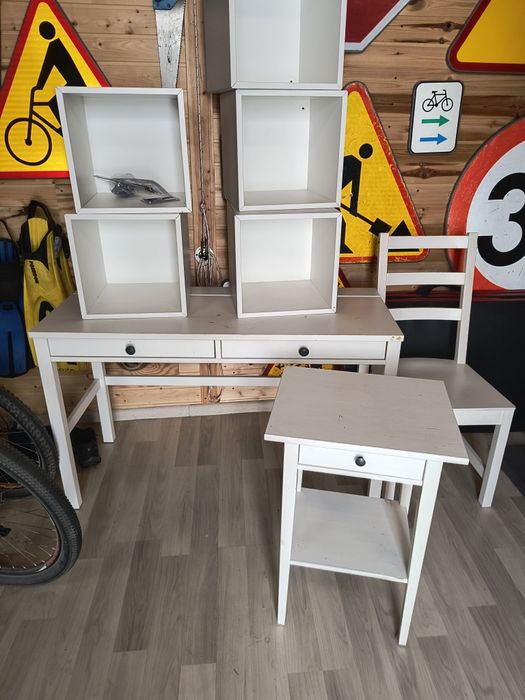 Stolik, półki Ikea.