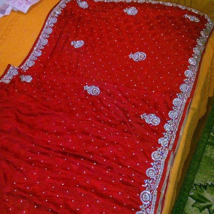 Сарі індійське червоного кольору