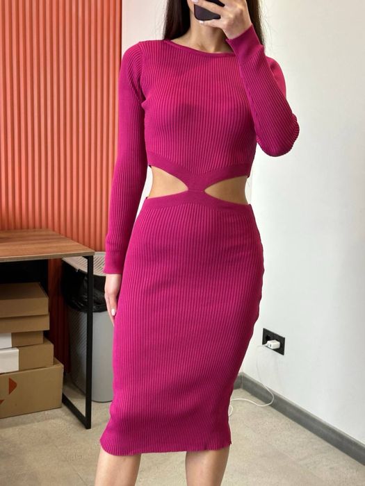 Сукня з акцентними вирізами на талії