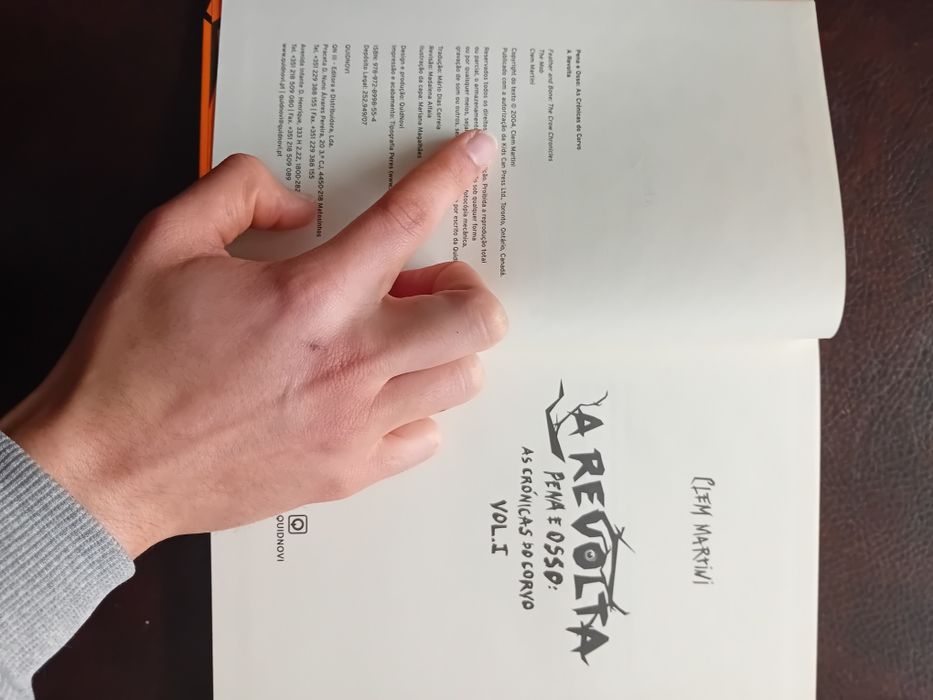 3 livros da saga "As crónicas do corvo"