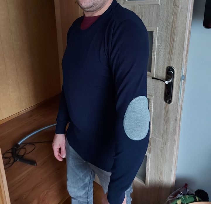 Sweter z łatami na lokciach