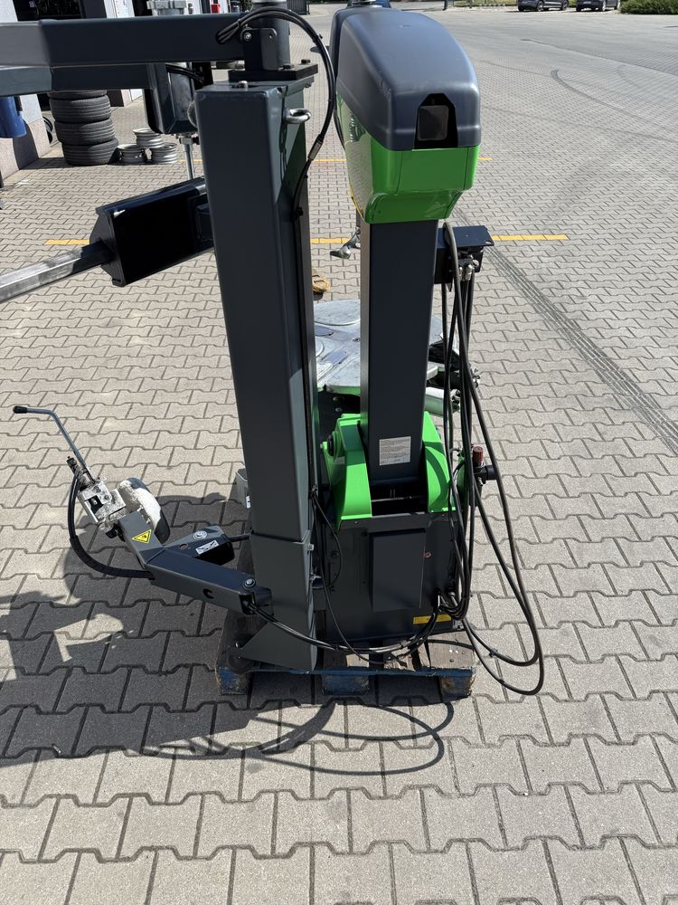Montażownica do kół osobowych i dostawczych Bosch TCE 4430
