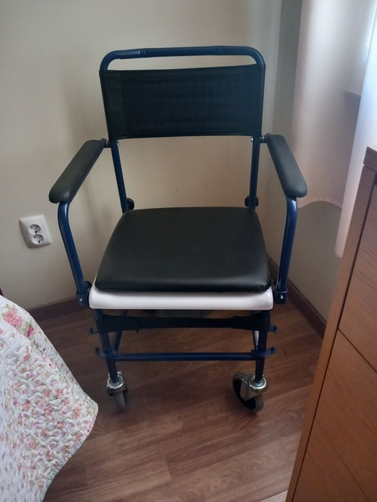Cadeira com bacia para necessidades fisiológicas