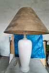 Biała lampa stołowa .