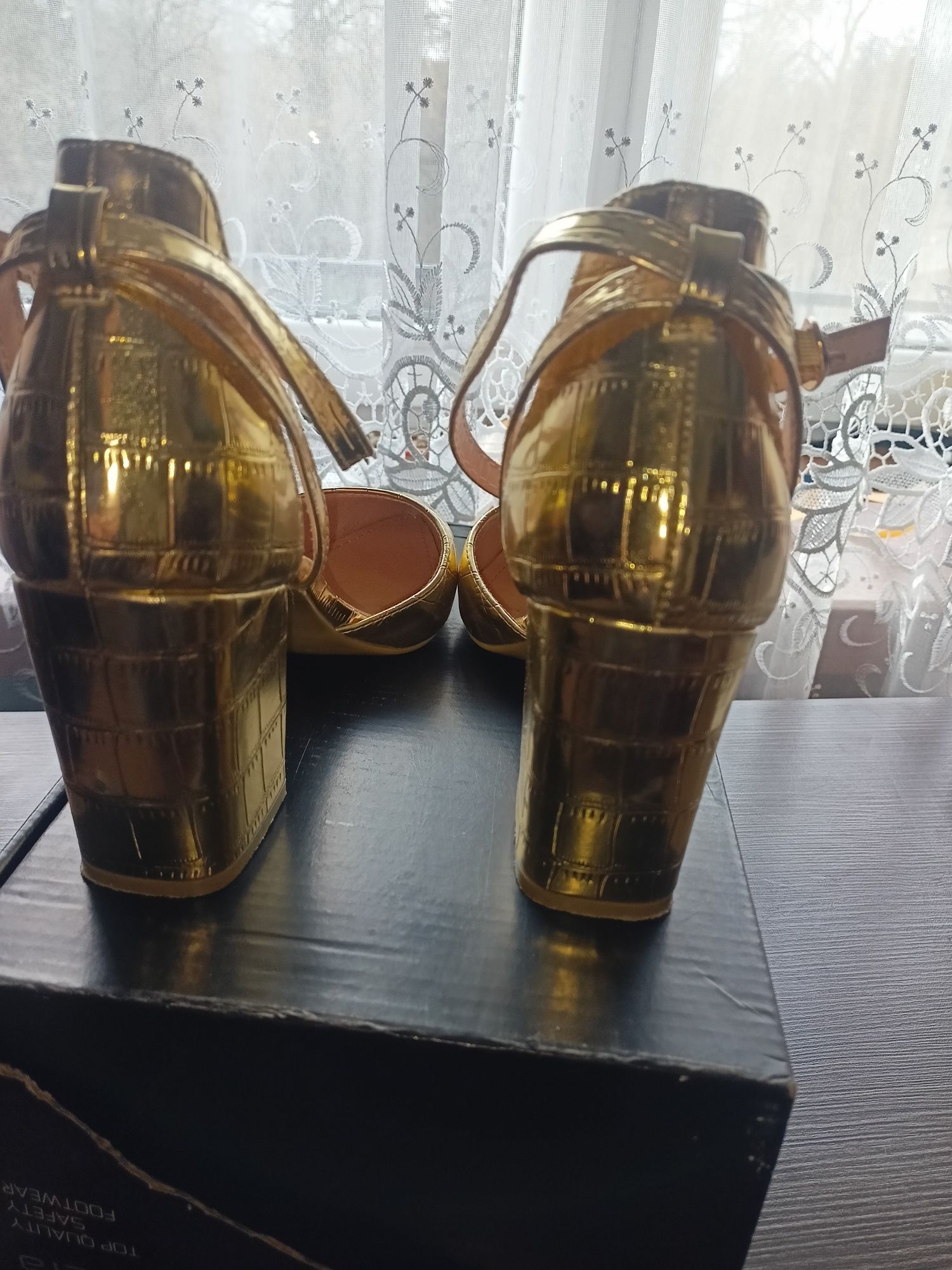 Złote buty damskie