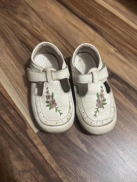 Sandaly rozmiar 32 biale