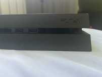 PS4 4 500 gb+ 1 pad + God of war