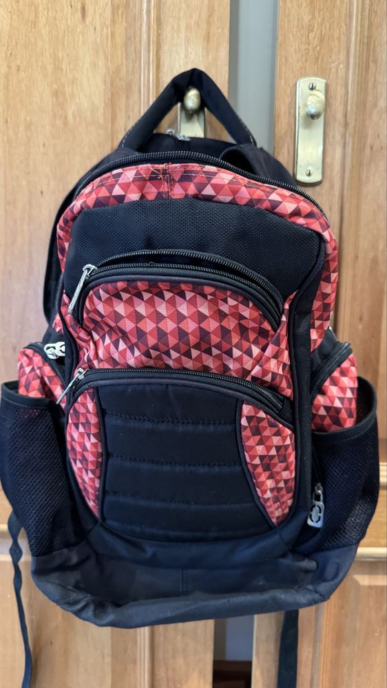 Mochila preta e vermelha com imensos bolsos