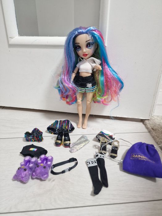 Zestaw ubrań i butów + lalka gratis