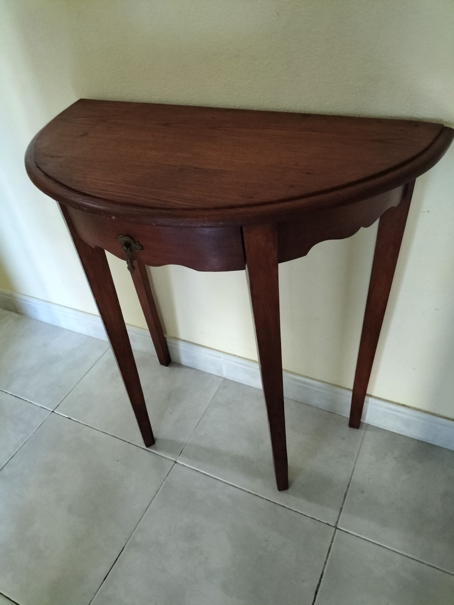 Mesa aparadora meia lua em madeira.