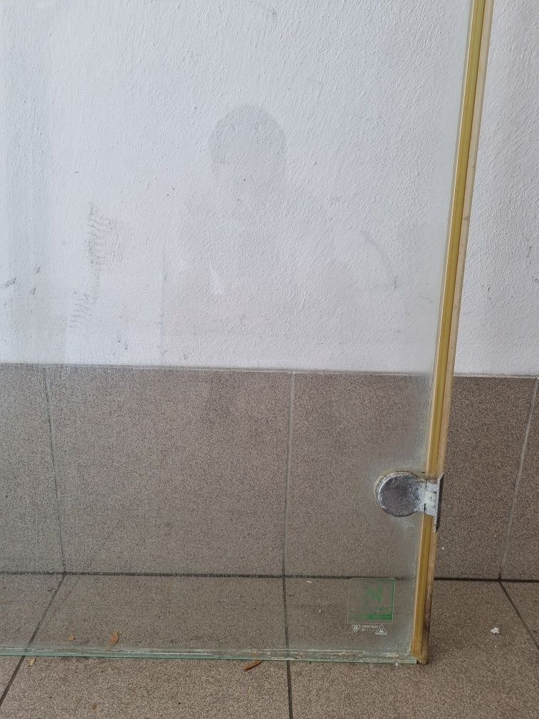 Szyba na wannę na zawiasach