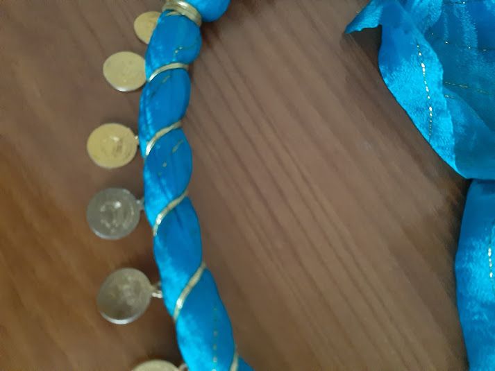Lenço com medalhas douradas