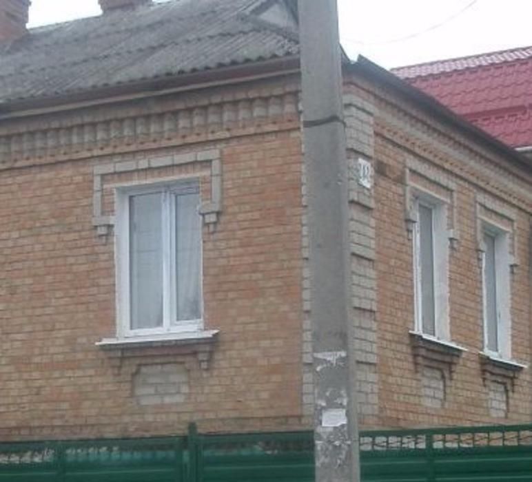 Обміняю свої півбудинку на Вашу квартиру. Хороше місцерозташування.
