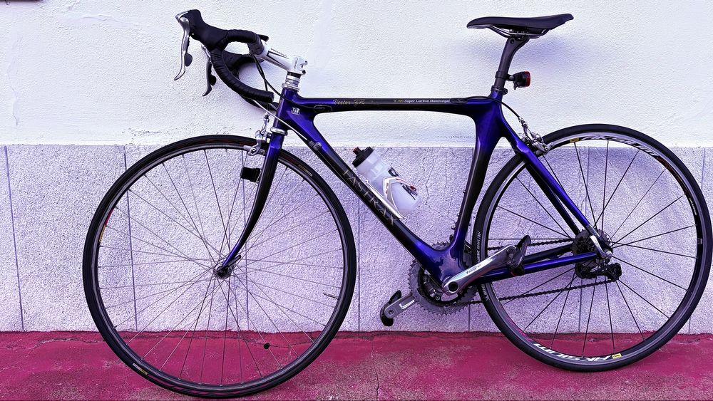 Bicicleta de estrada (quadro em carbono)