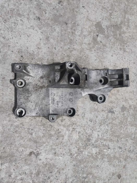 Кронштейн генератора  a5 passat b6 caddy golf 5 audi a3 03G903143A