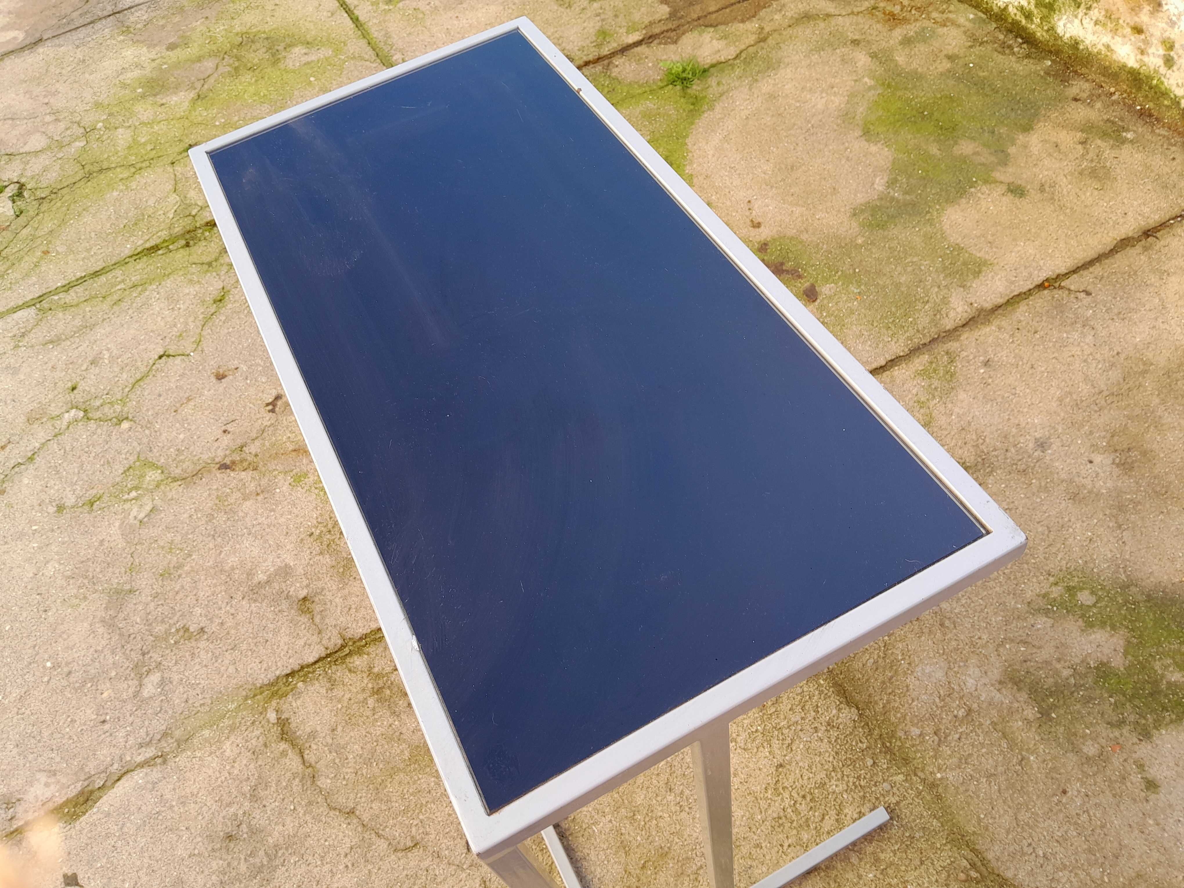Mesa de vidro com pés