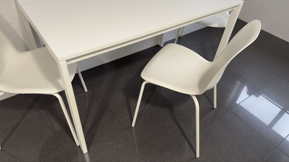 Mesa de cozinha / sala e 3 cadeiras Ikea