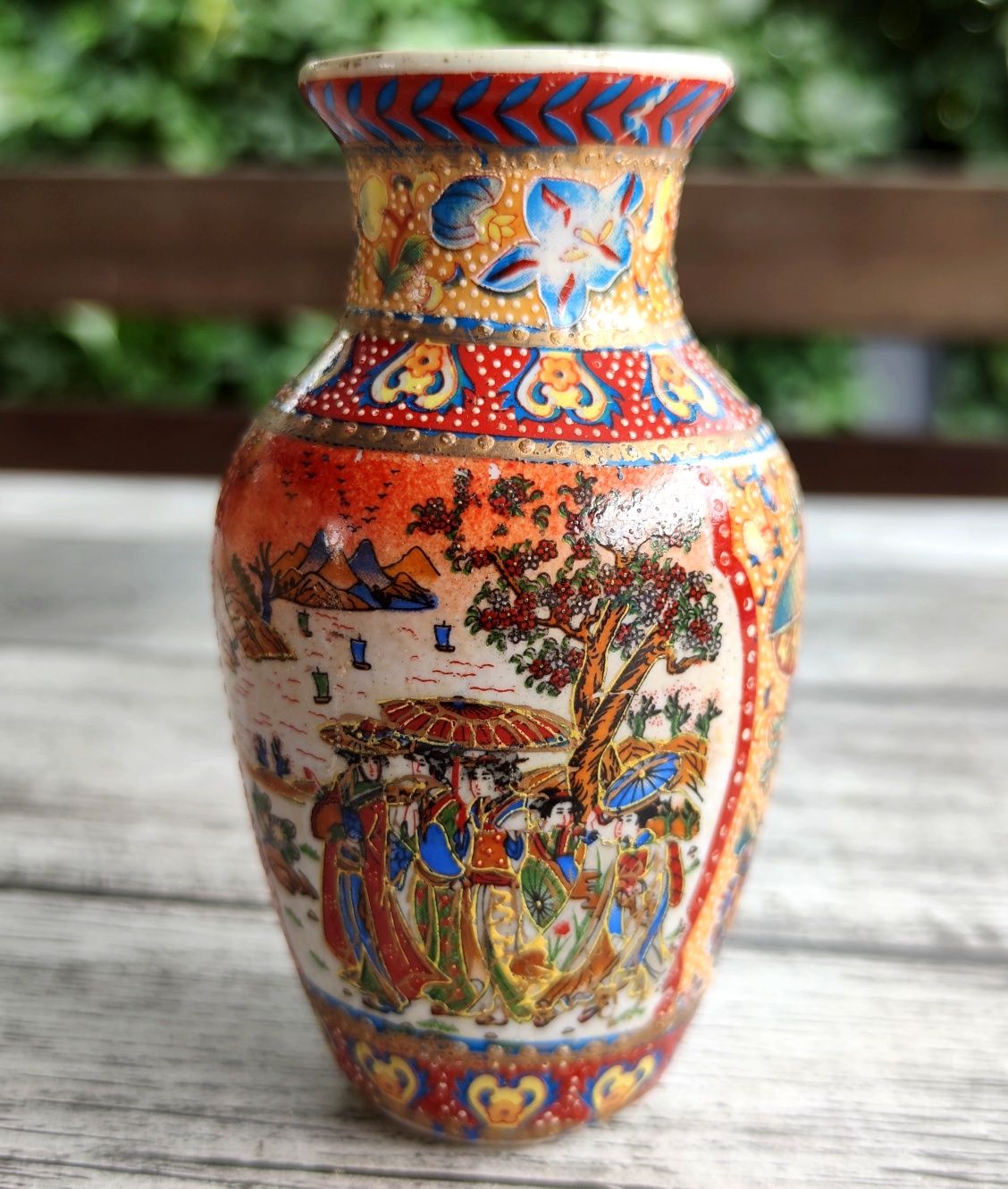 Mały, ręcznie malowany, stary wazon. Wazonik Japan style