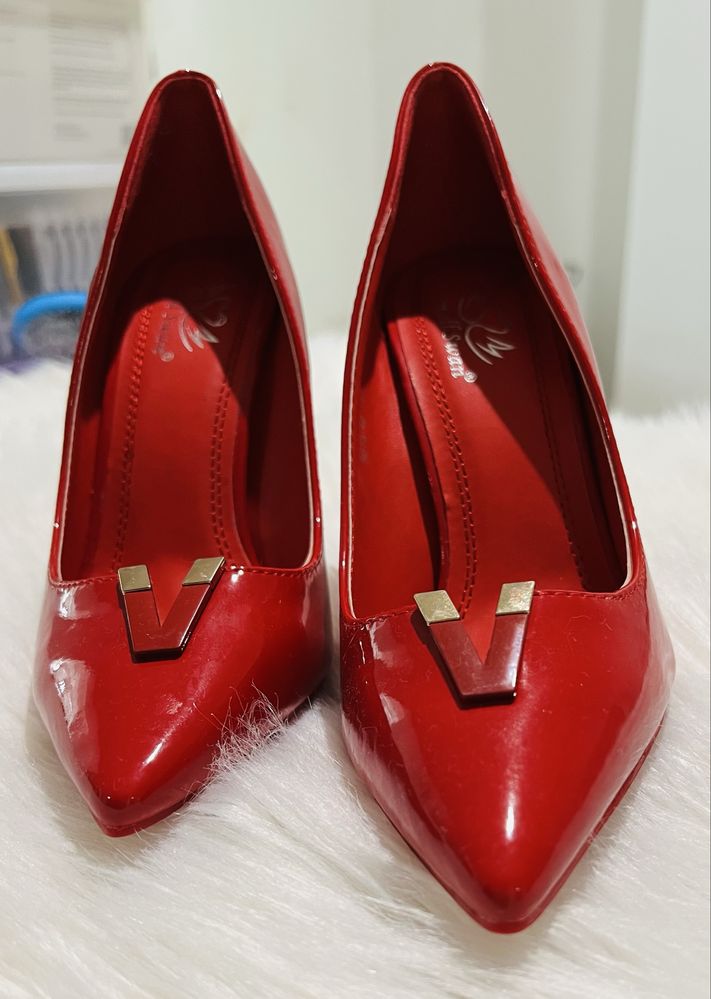 Salto agulha vermelho de couro envernizado