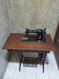 Conjunto máquina de costura SINGER centenária e respetiva mesa