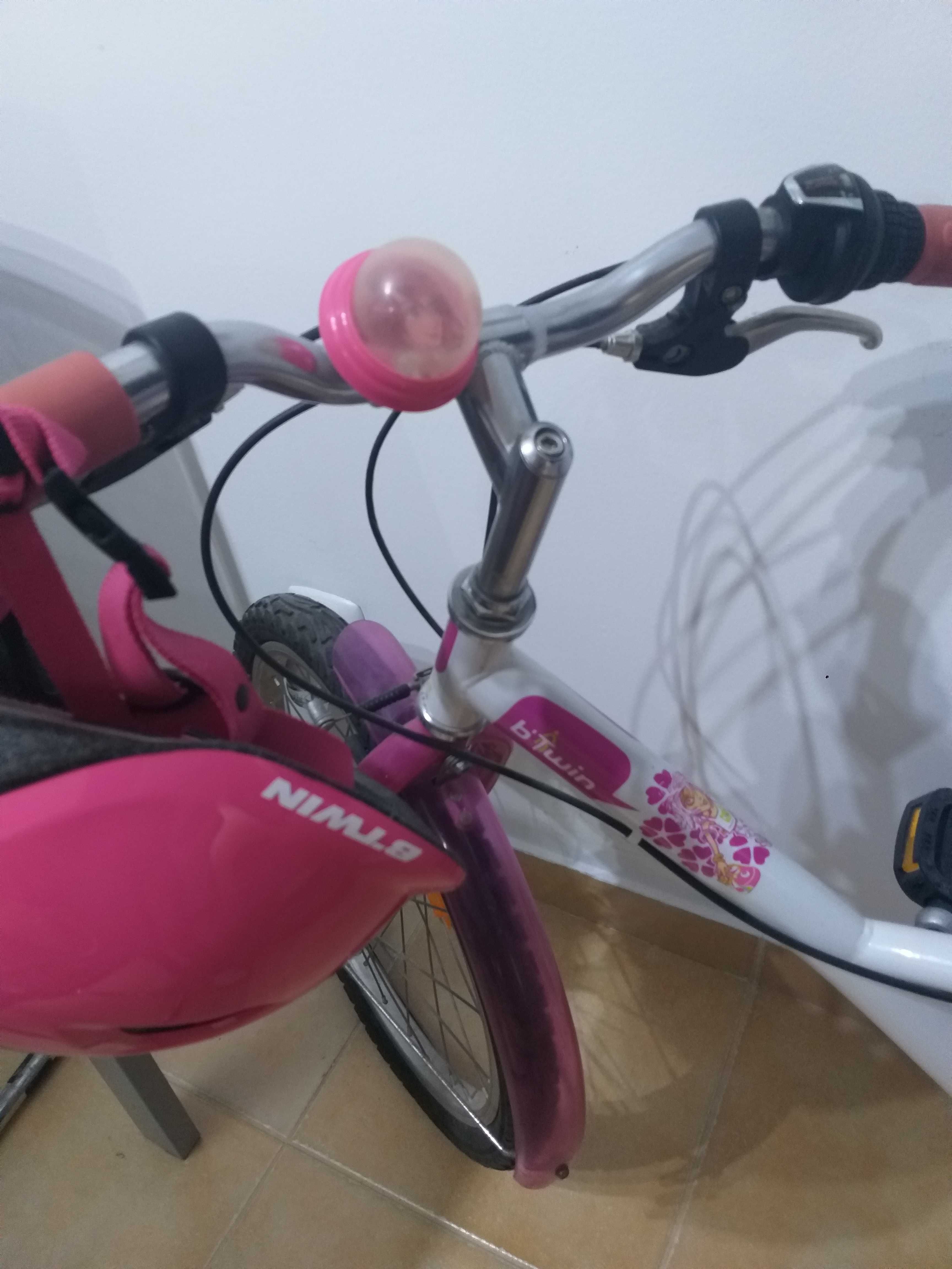 Bicicleta de menina em ótimo estado com oferta do capacete