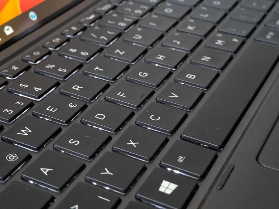 Ноутбук-планшет HP Pro x2 612 G2 /8Gb-DDR3-256Gb-SSD-W12-IPS-FHD-Touch