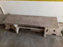 Banco de pedra rosa para jardim