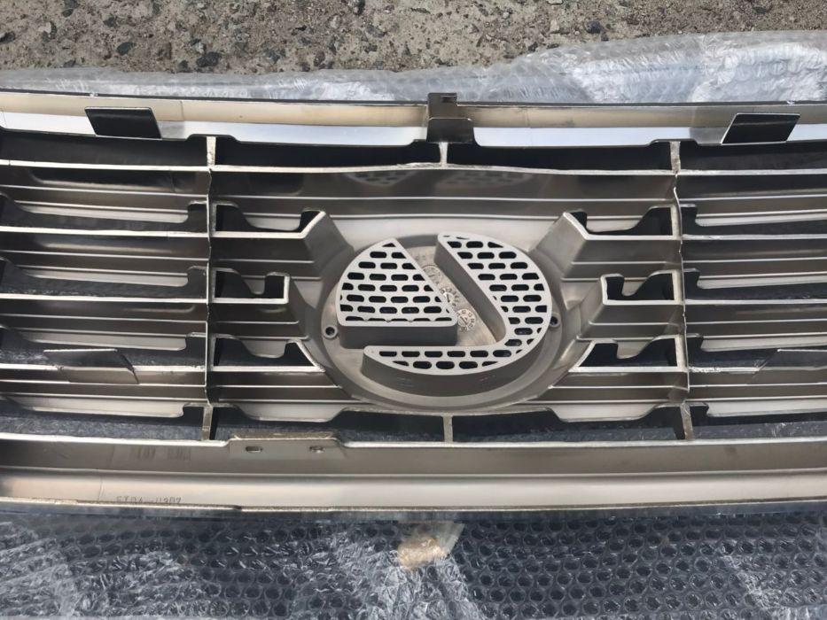 Lexus LX-470 (2005-2007) Решетка радиатора с эмблемой Луксус ЛХ-470