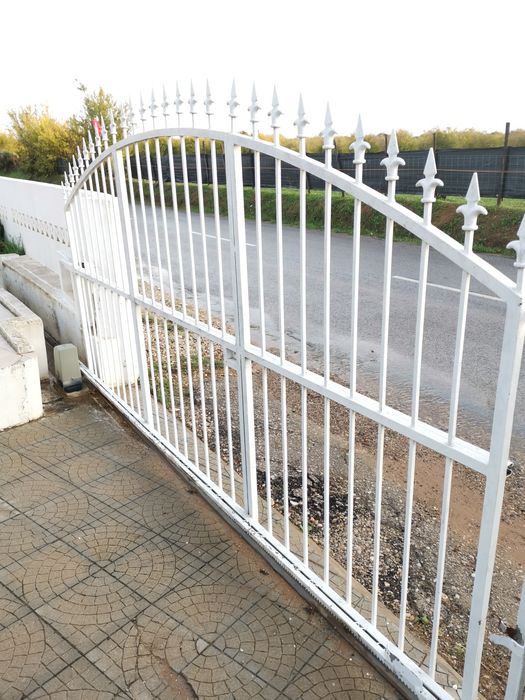 Portão grande em ferro de entrada