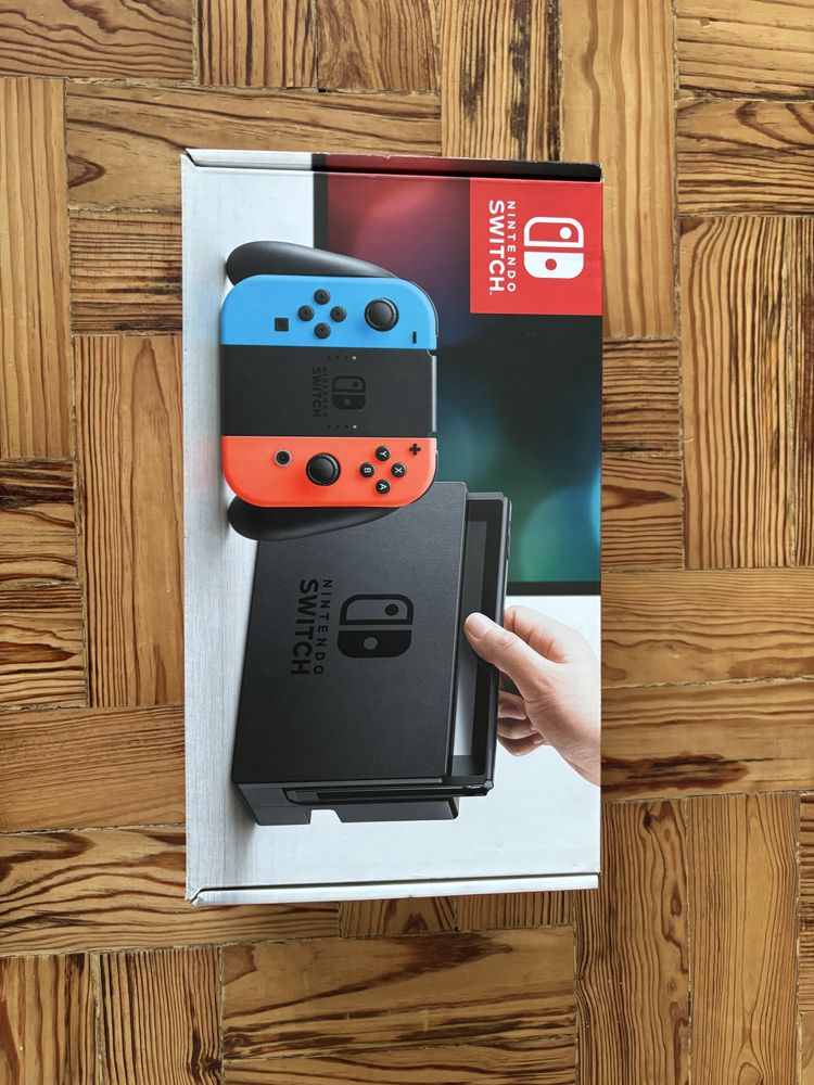 Nintendo switch com 2 Joy-Cons cabos e comando. Trm a caixa original.