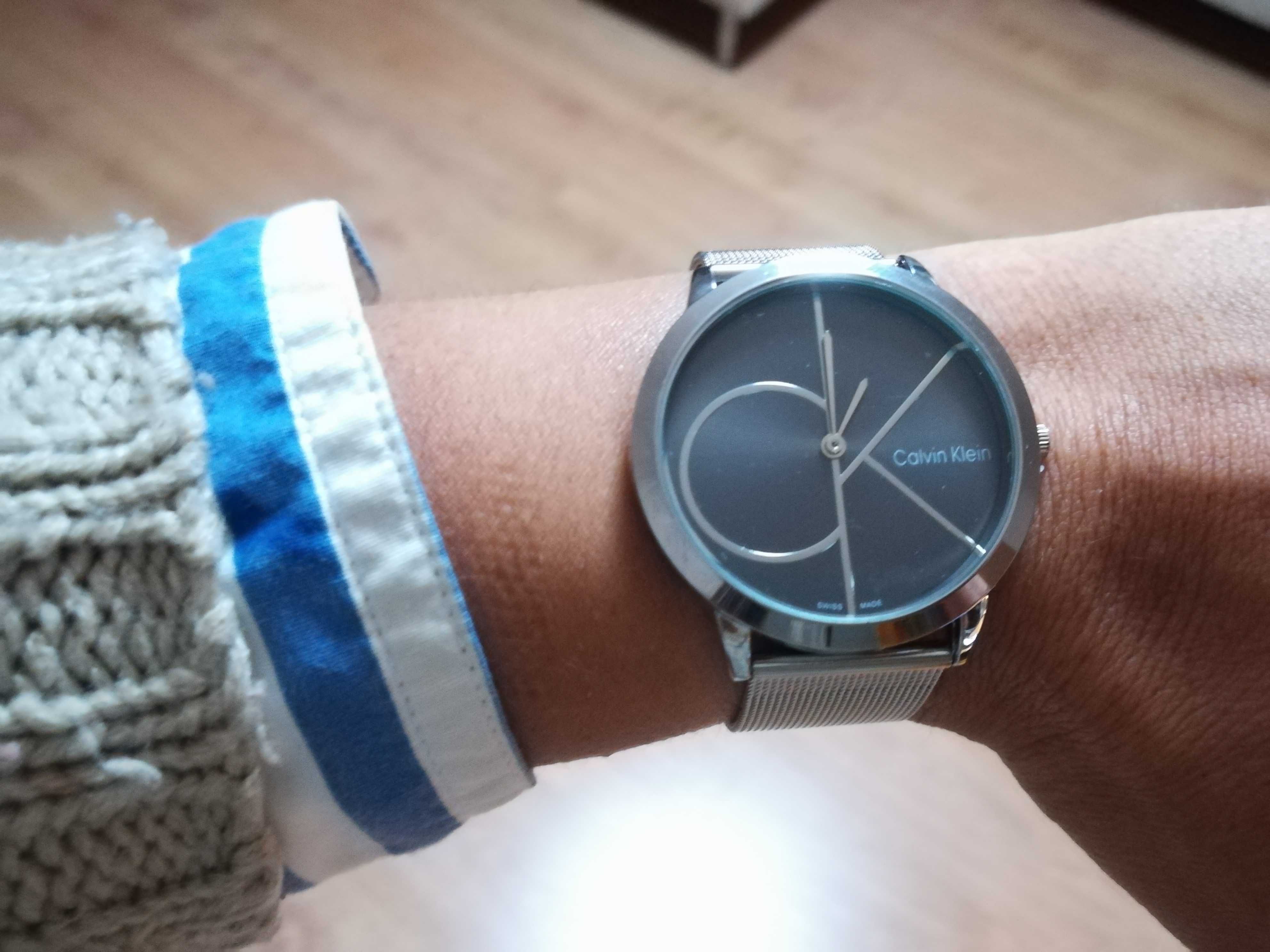 Vende-se Relógio Mulher CK Prateado com Fundo Preto - Calvin Klein