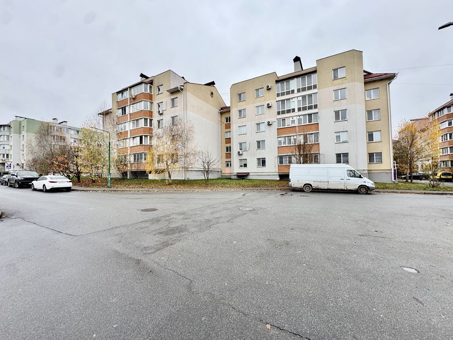 Продаж 2к квартири 65 кв. м на вул. Миколаївська 6