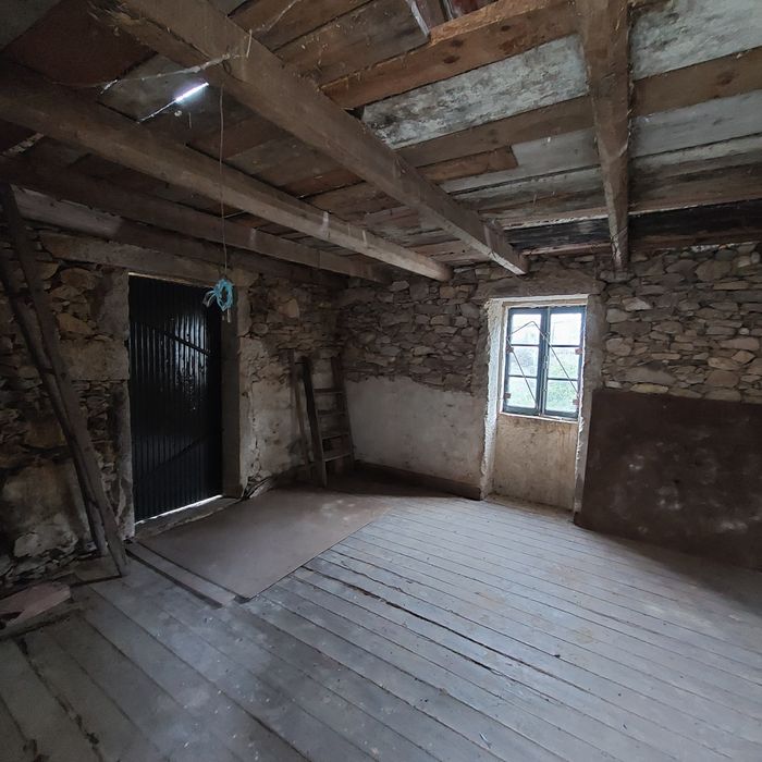 Construção em pedra com terreno