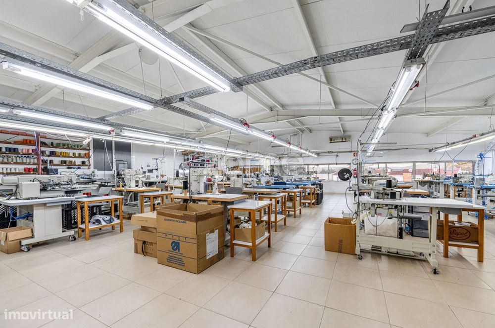 Armazém na Zona Industrial do Corujo