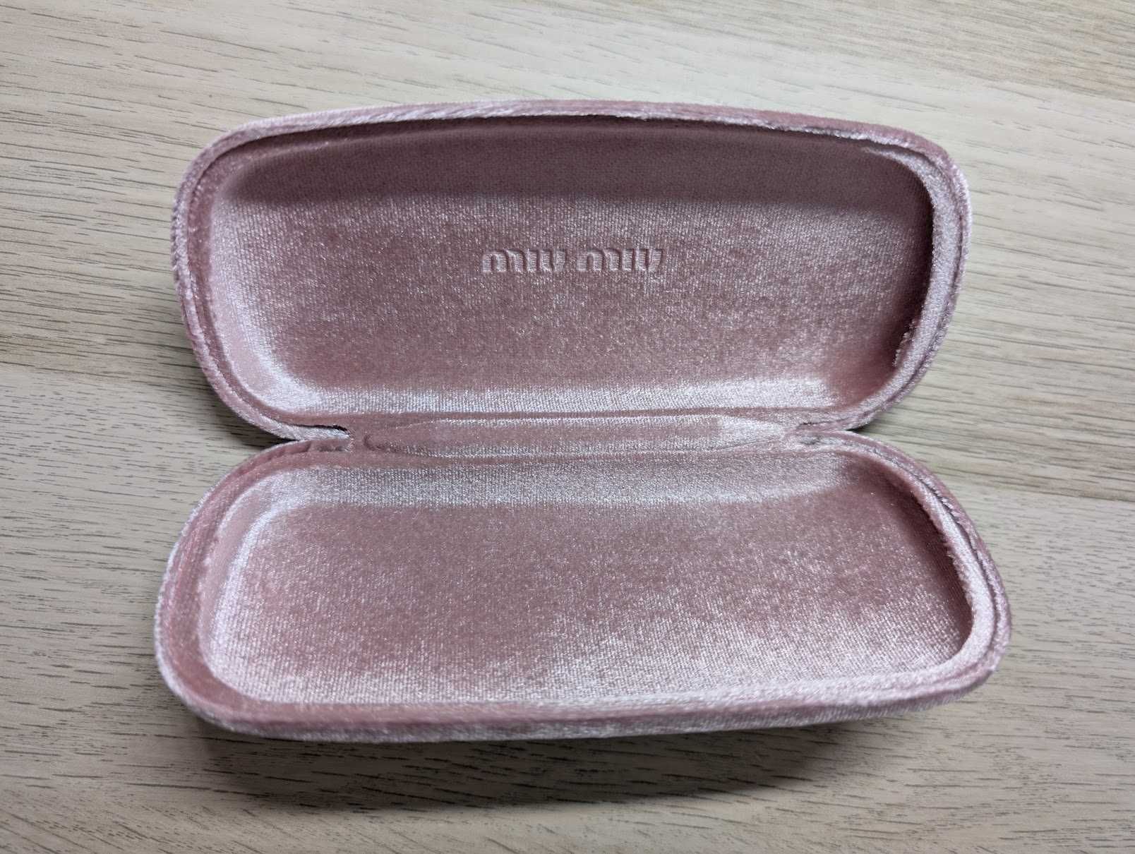 Caixa para óculos da Miu Miu