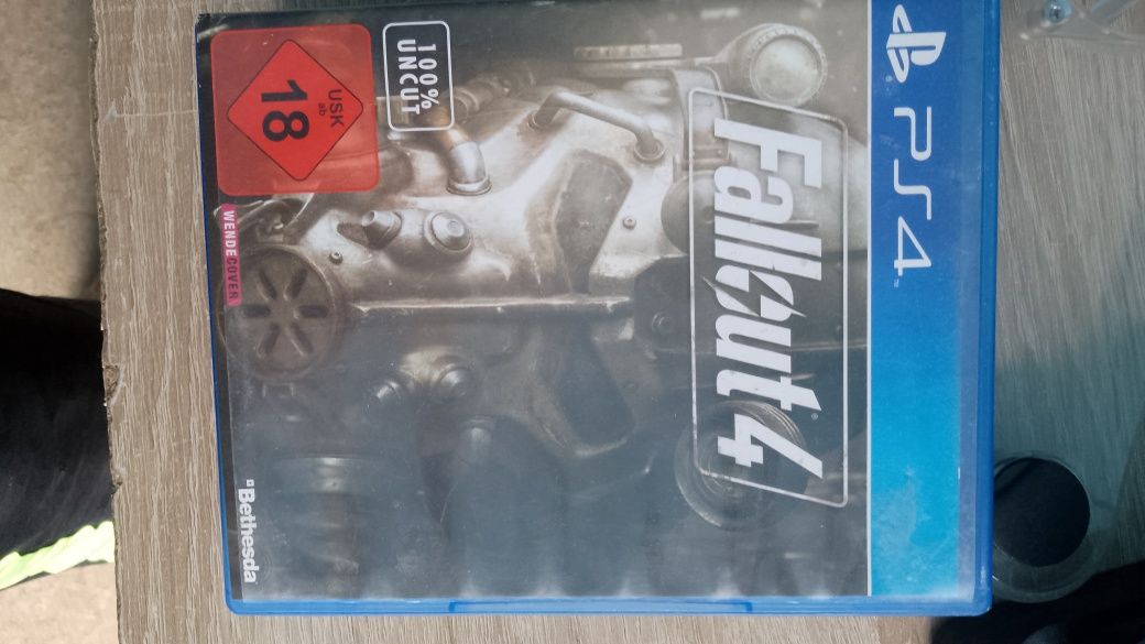 PS4 + 4 pady + Fallout 4 + chłodzenie – gotowe do gry