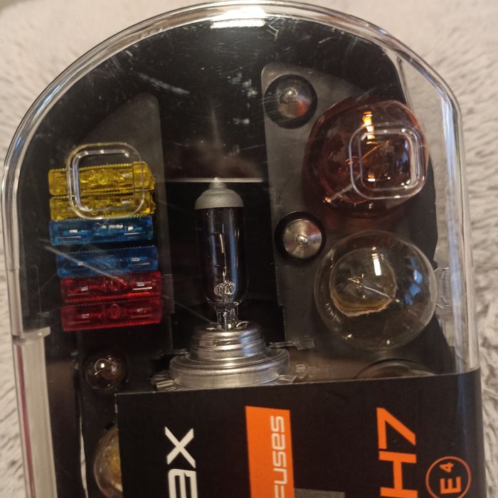 Zestaw żarówek i bezpieczników samochodowych