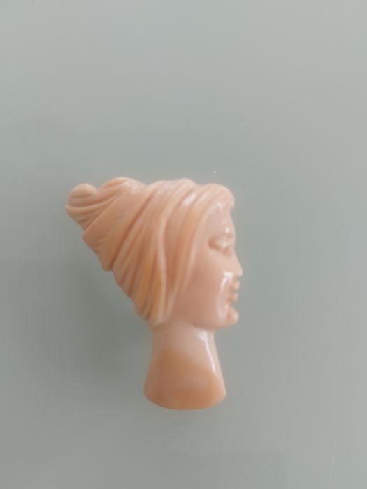 Lindo broche vintage com detalhe em coral rosa.

- Design delicado.
-