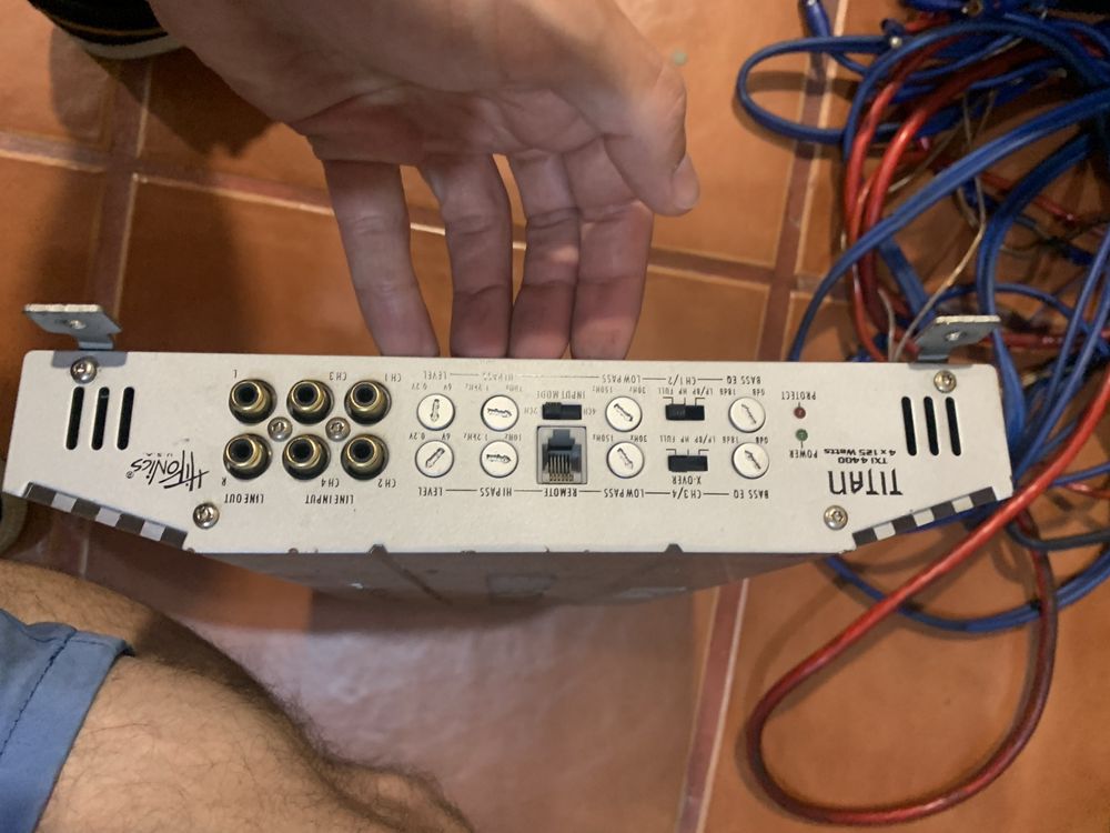 Subwoofer e Amplificador com cablagem