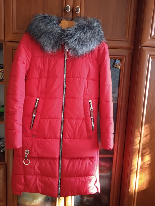Продам тёплое зимне пальто красного цвета