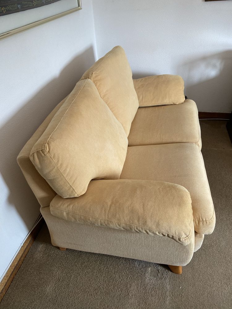 Sofa amarelo dois lugares