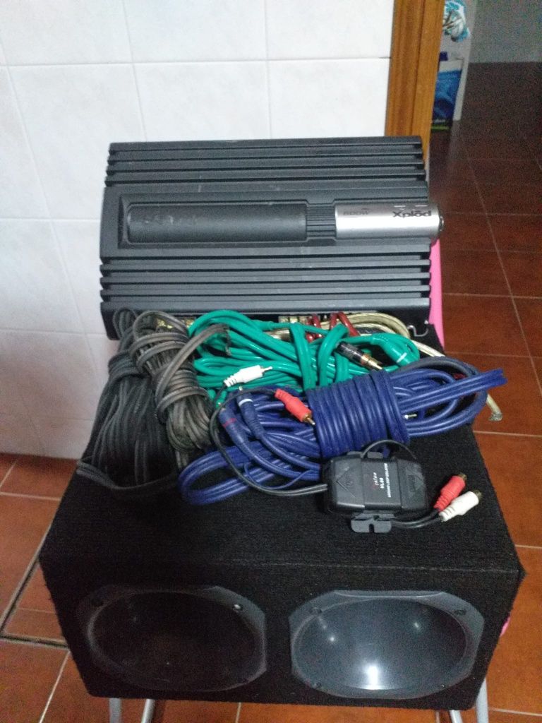 Caixa com duas Cornetas mais equipamentos