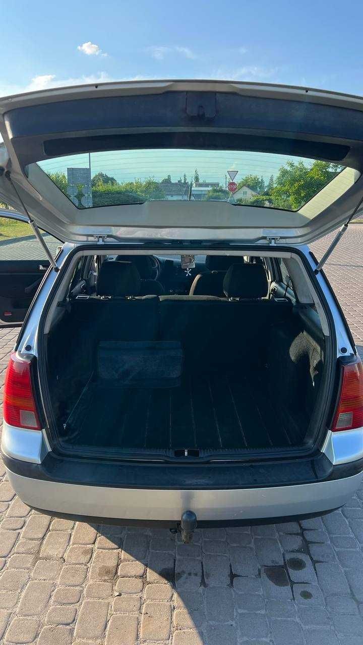 Автомобіль Volkswagen Golf Var. 1,6 Basic 77kw