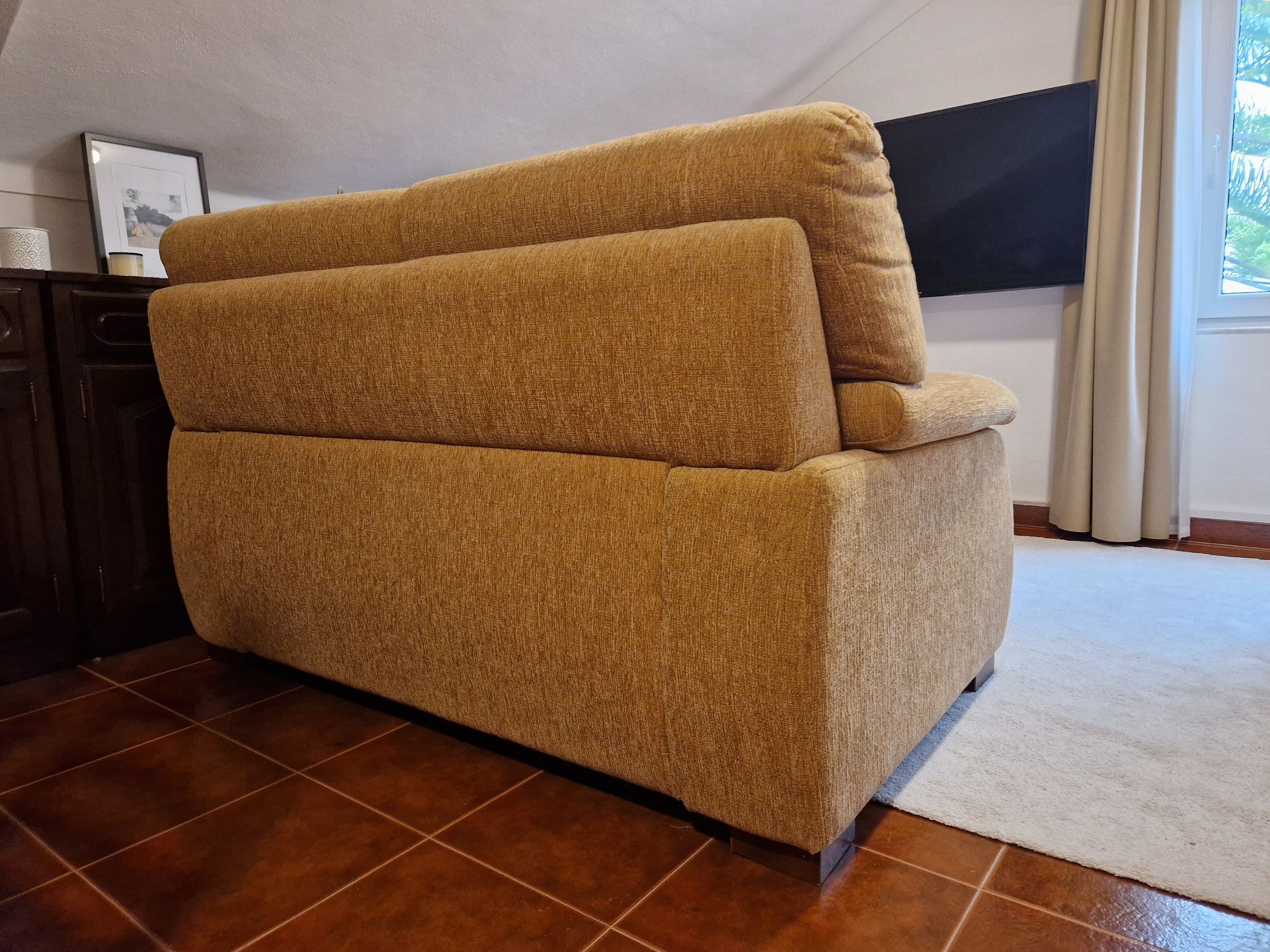 Conjunto de 2 sofás. Um de 3 lugares + um de 2 lugares