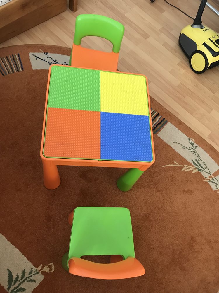 Продам детский столик и 2 стульчика