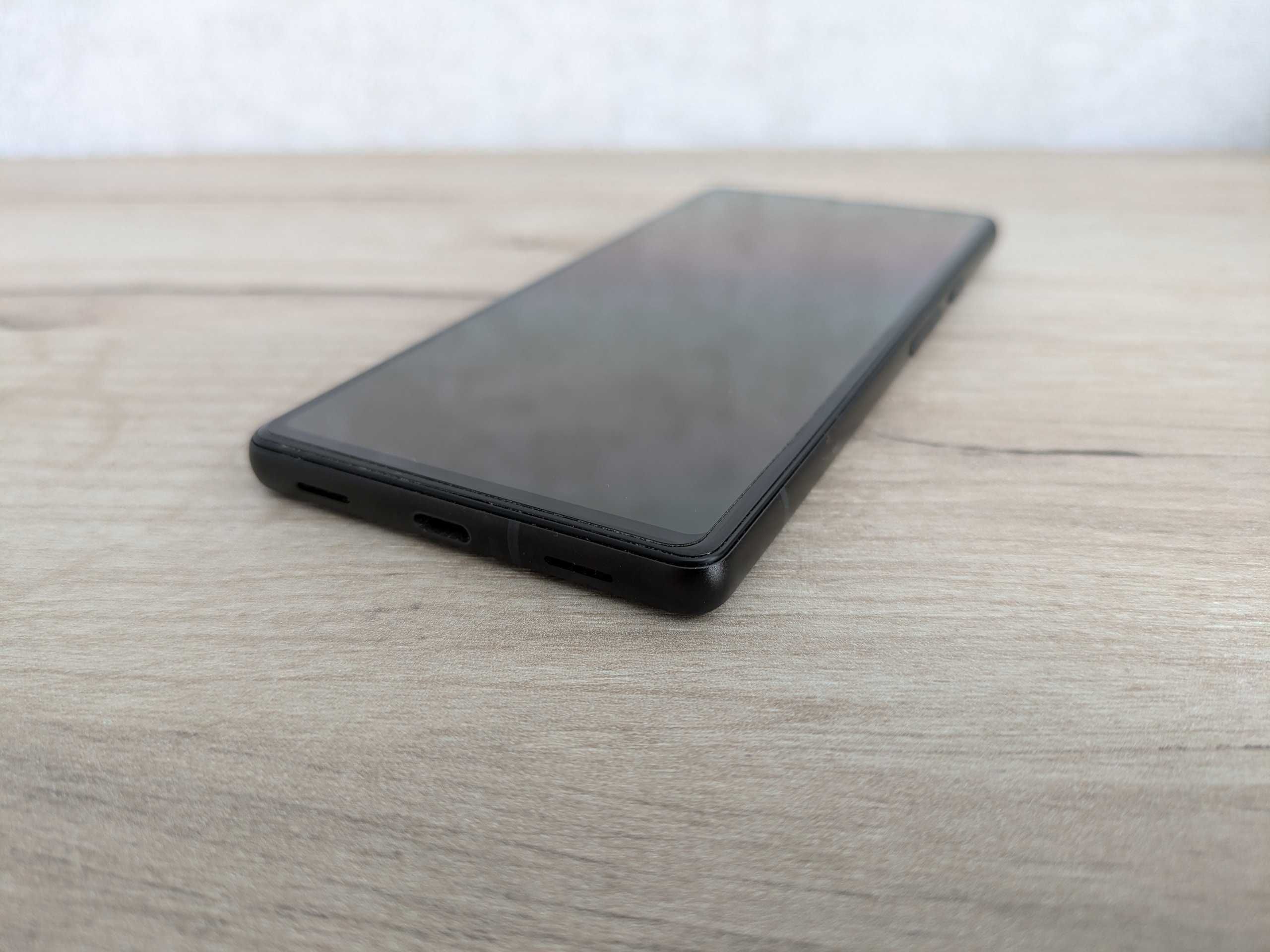 Смартфон Google Pixel 6a 6/128 черный + Чехол Caseology Parallax синий