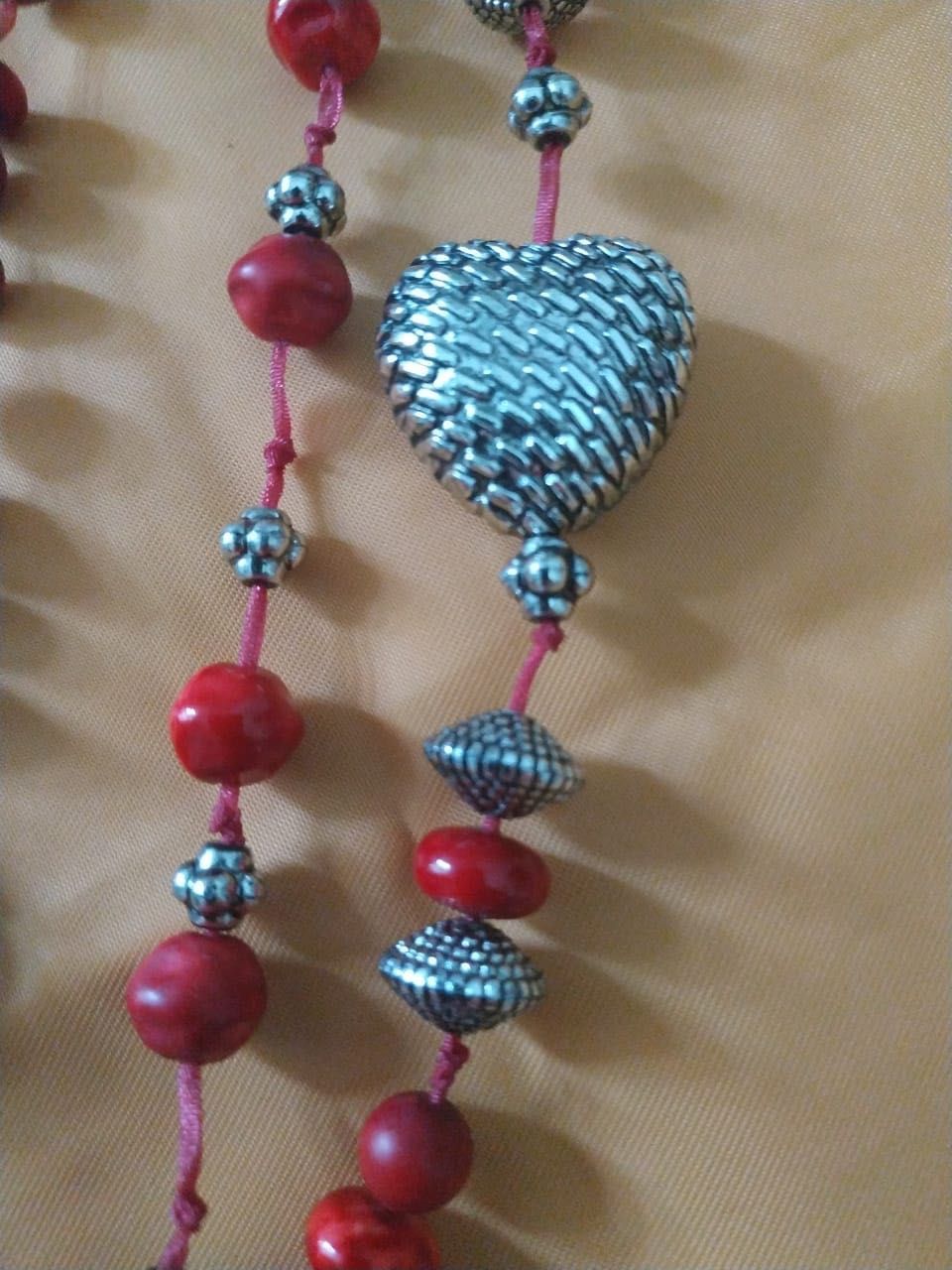 Красное ожерелье (бусы) с серебряными вставками