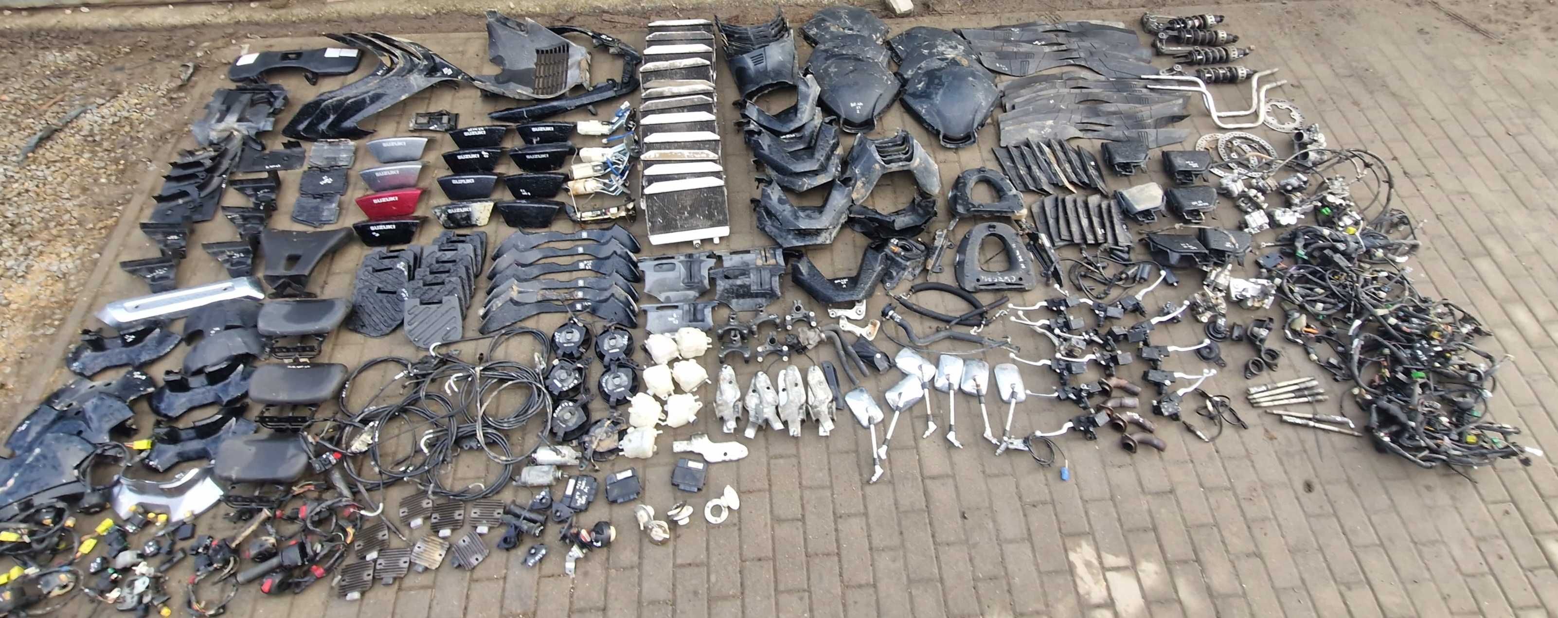 Suzuki BURGMAN 400 K7 nosek klapka osłona plastik podszybie oparcie